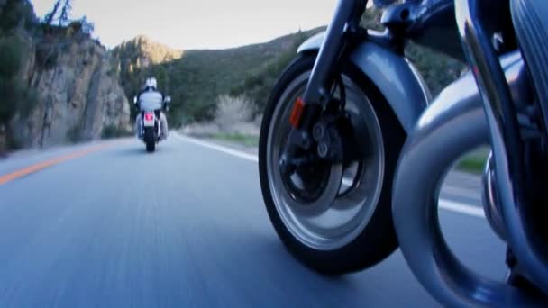 Les motocyclistes descendent une autoroute de montagne . — Video