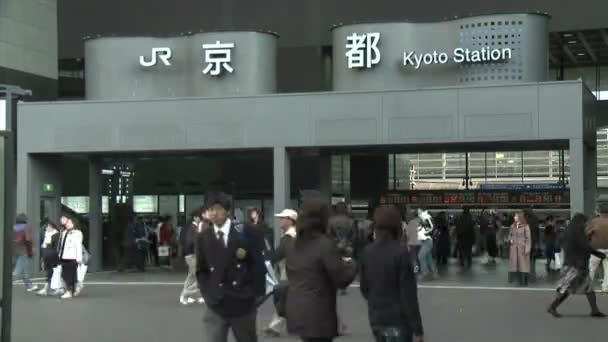 Pendolari all'ingresso della stazione JR — Video Stock