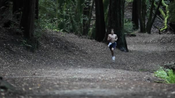 一名年轻男子跑 — 图库视频影像