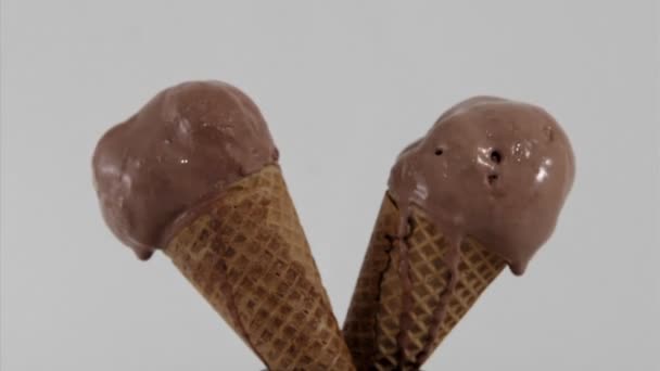 Cones de sorvete de chocolate derretendo — Vídeo de Stock