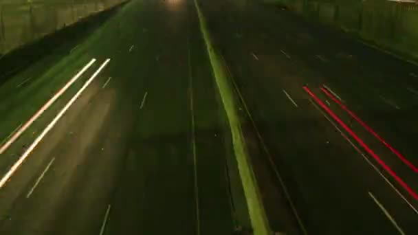 Verkeer bewegen langs een snelweg — Stockvideo