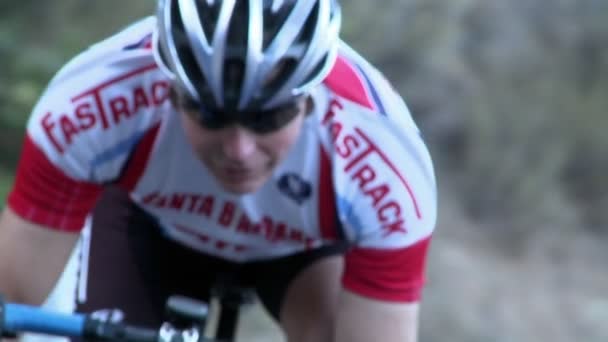 Bir Bisiklet yarışçısı onun yol bir eğri boyunca kabotaj. — Stok video