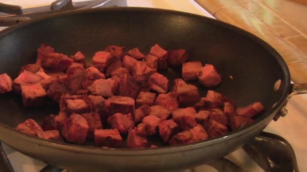 Trozos de carne de res cocinero — Vídeo de stock