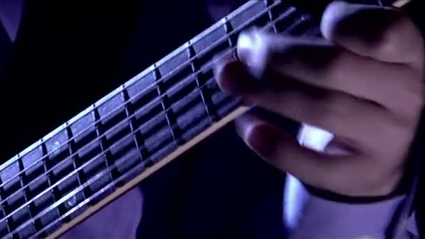 El hombre toca la guitarra — Vídeo de stock