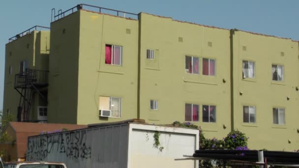 Un edificio de apartamentos verdes — Vídeo de stock