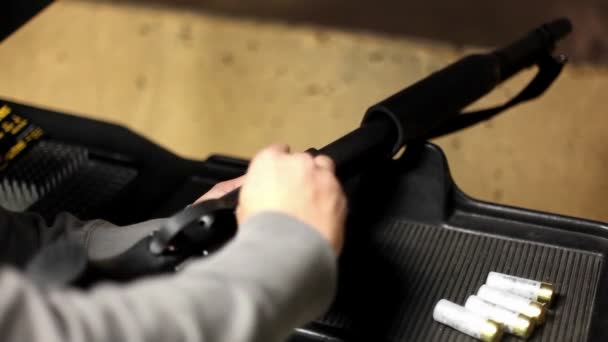 Un homme charge un fusil — Video