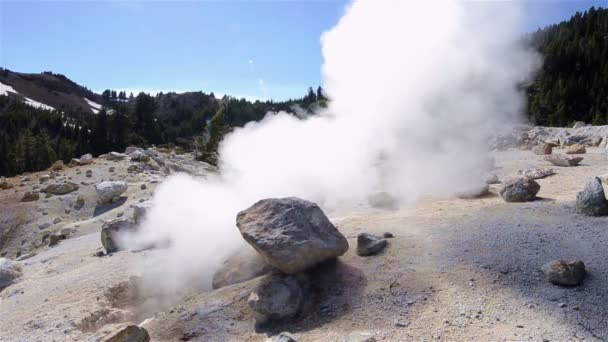 Ventilación hidrotermal volcánica al vapor — Vídeo de stock