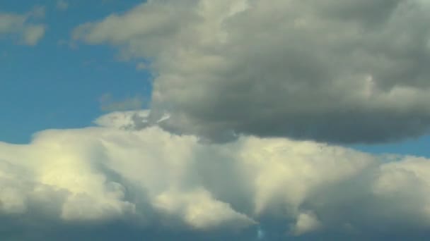Nuvens brancas Billowy — Vídeo de Stock