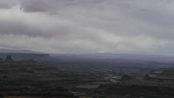 Wolken zweven boven — Stockvideo