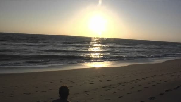 Člověk stojí na pláži — Stock video