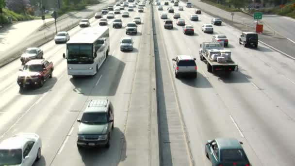 Verkeer beweegt langs snelwegen — Stockvideo