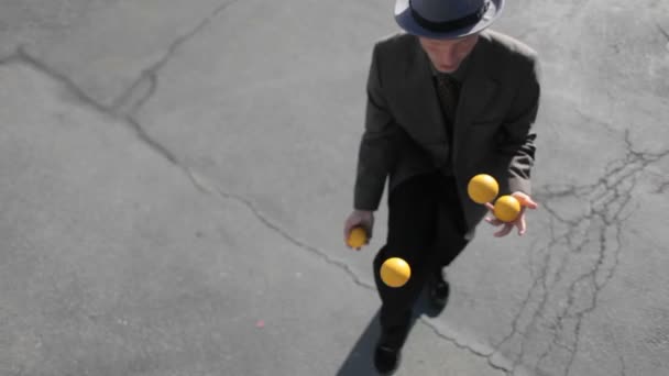 Ein Mann macht einen Jonglierakt — Stockvideo