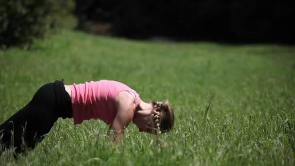 En kvinna som gör yoga — Stockvideo
