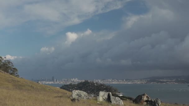 El viento sopla nubes de lluvia oscura — Vídeo de stock