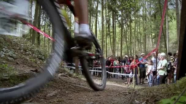 En cyklist tävlingar upp en grov grusväg kurs. — Stockvideo