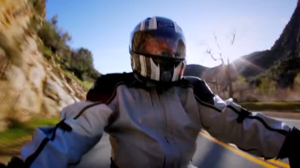 Bir adam bir motosiklet kırlarda rides. — Stok video