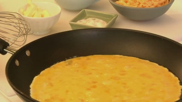 Uma omelete é cozida em uma panela — Vídeo de Stock