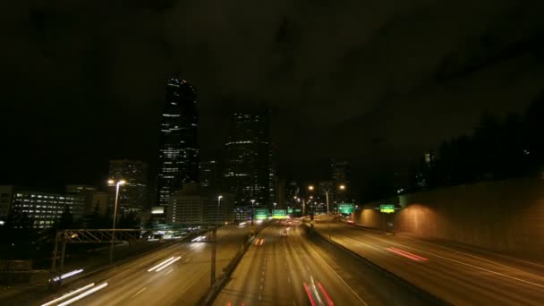 Autobahnverkehr in der Innenstadt — Stockvideo