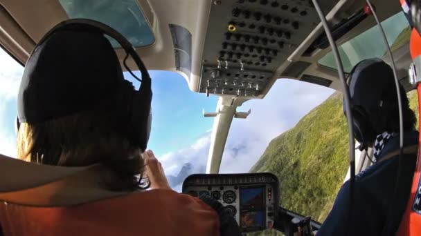 Passagerare och pilot i en helikopter som flyger — Stockvideo