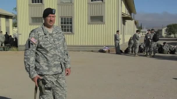 A soldier pulls out a gun — Stock Video