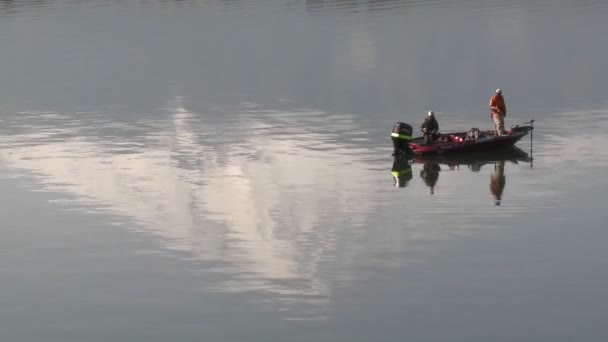 Mount Fuji en vissers weerspiegeld in Lake — Stockvideo