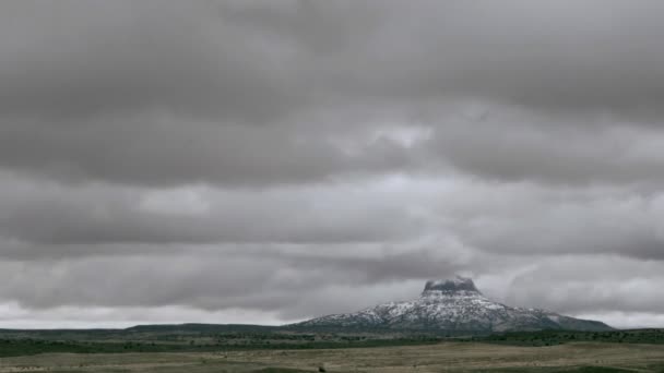 Wolken ziehen über einen Berg — Stockvideo