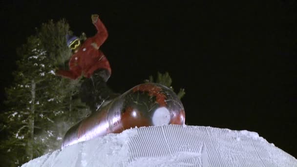 Ein Snowboarder rutscht auf einem Metallzylinder. — Stockvideo