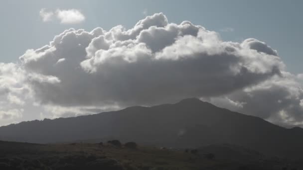 Storm wolken voorbij een heuvelachtig gebied — Stockvideo