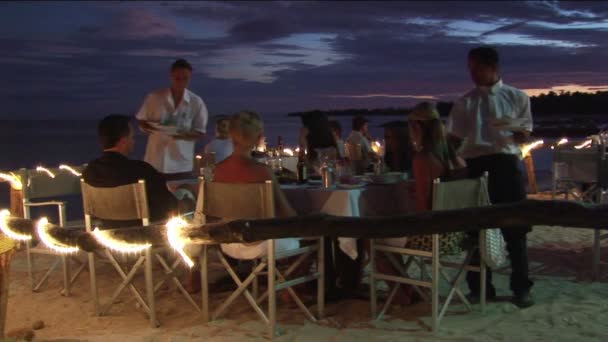 常連客が屋外のビーチのレストランで食事します。. — ストック動画