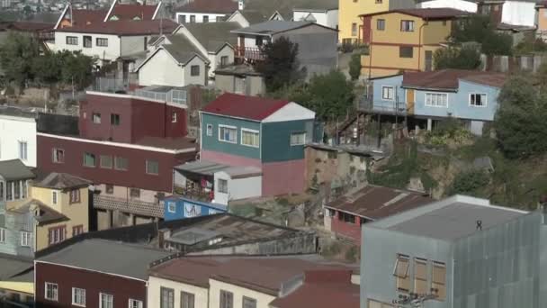 Verticale pan van de kleurrijke huizen van Valparaiso — Stockvideo