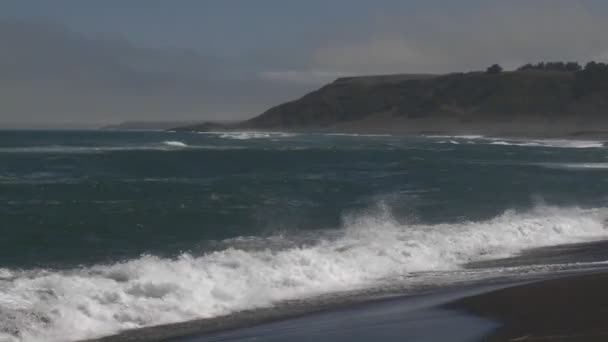 Серфинг на пляже в Фепело — стоковое видео