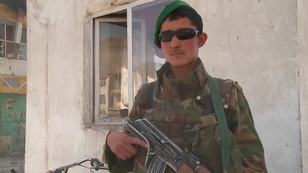 Soldado del Ejército Nacional Afgano cumple un papel de mantenimiento de la paz — Vídeos de Stock
