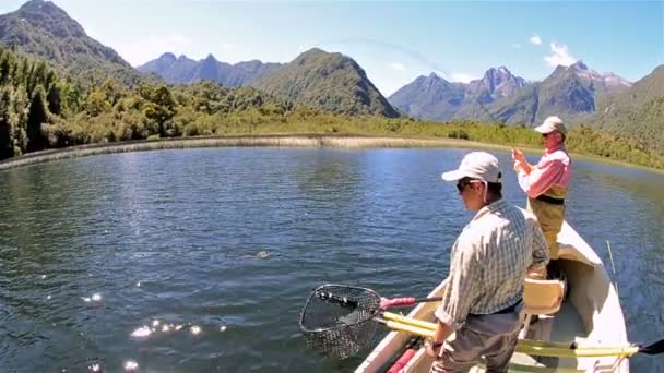 Fly Rybářské dobrodružství na jezeře Ceasar — Stock video