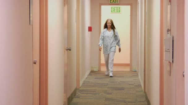 Медичний працівник йде по коридору — стокове відео