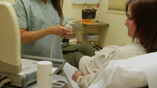 A nurse prepares a patient for ultrasound — Stock Video