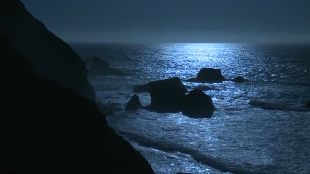 Surf rueda en la costa de Big Sur — Vídeo de stock