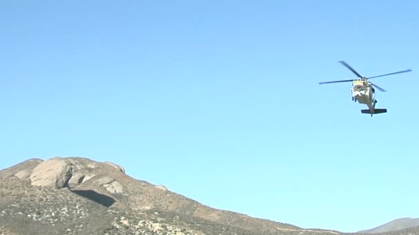 Бойового вертольота пожежі — стокове відео