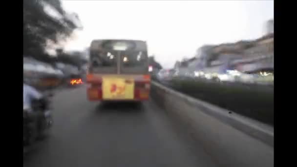 Schwindelerregender Zeitraffer des Verkehrs auf einer indischen Straße — Stockvideo