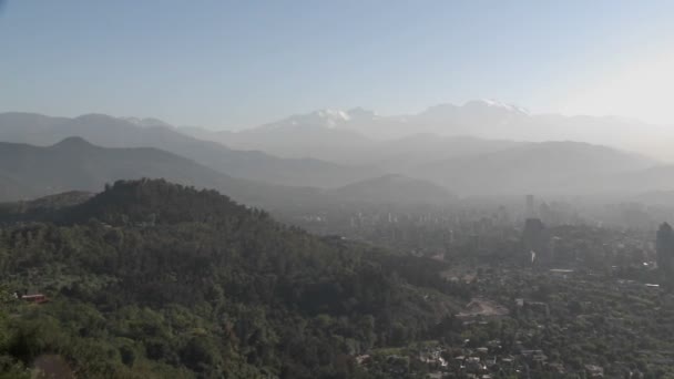 Смогу заповнені місті Santiago — стокове відео