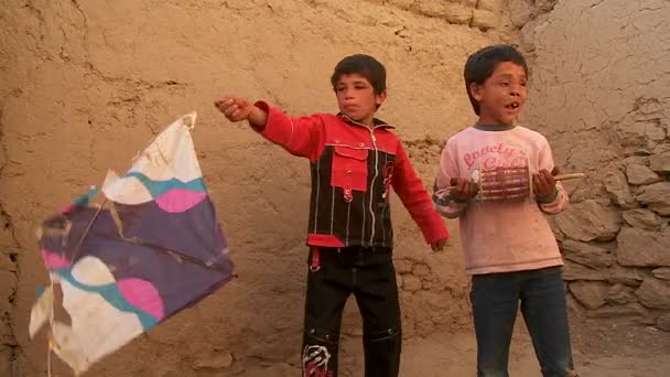 Un niño ciego y un amigo juegan con cometas rotas — Vídeo de stock