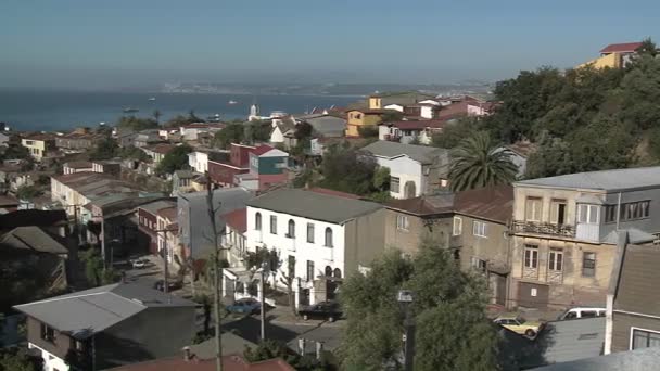 Okolicy z widokiem na port w Valparaiso — Wideo stockowe