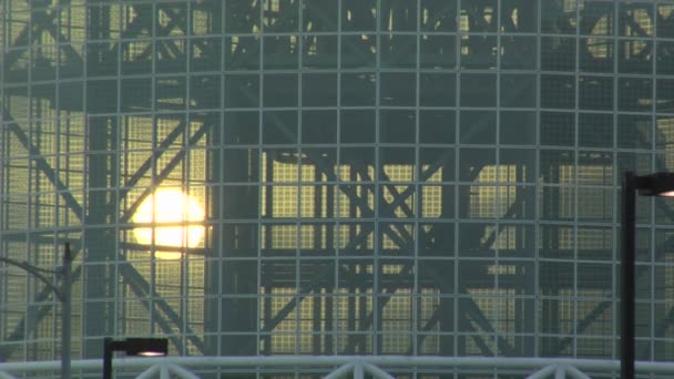 De zon schijnt door het glas — Stockvideo