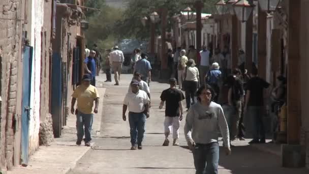 Fußgänger ziehen in San Pedro de Atacama aus — Stockvideo
