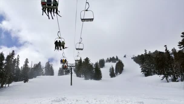Chaise élévatrice dans une station de ski — Video