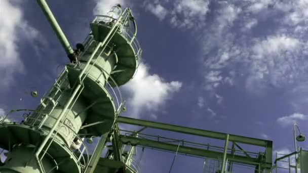 Wolken treiben hinter einer Ölraffinerie — Stockvideo