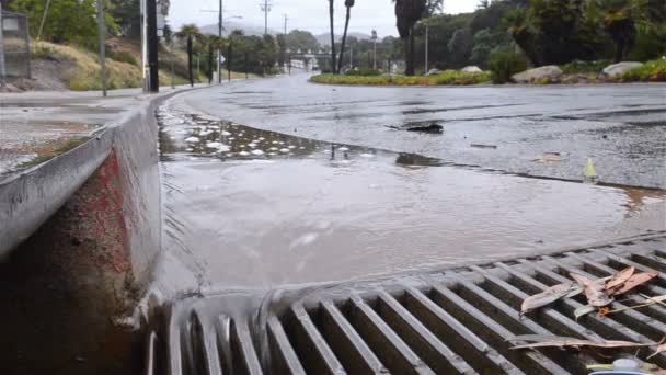 Agua fluyendo por una calle — Vídeos de Stock