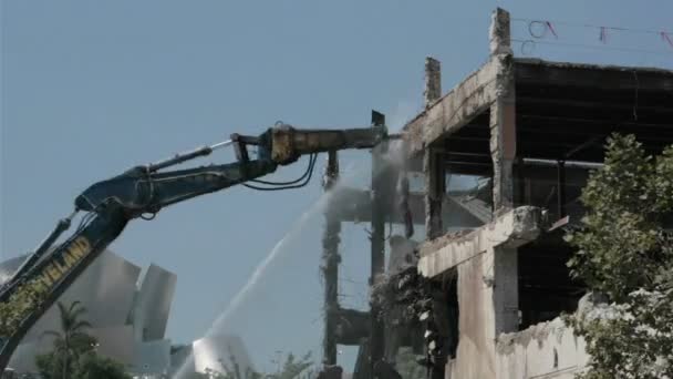 Строительный бульдозер разрушает здание — стоковое видео
