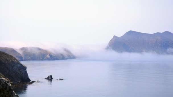 Nubes que fluyen sobre las islas del canal — Vídeos de Stock