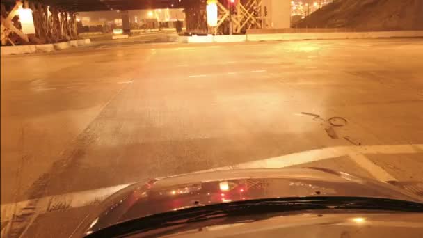 Auto rychlostí podél ulice — Stock video