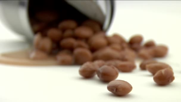 Frijoles derramados yacen en un suelo blanco — Vídeos de Stock